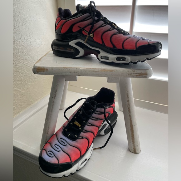 Stylish red/purple/gold shoes that can be worn to make a fashion statement. - Picture 2 of 7